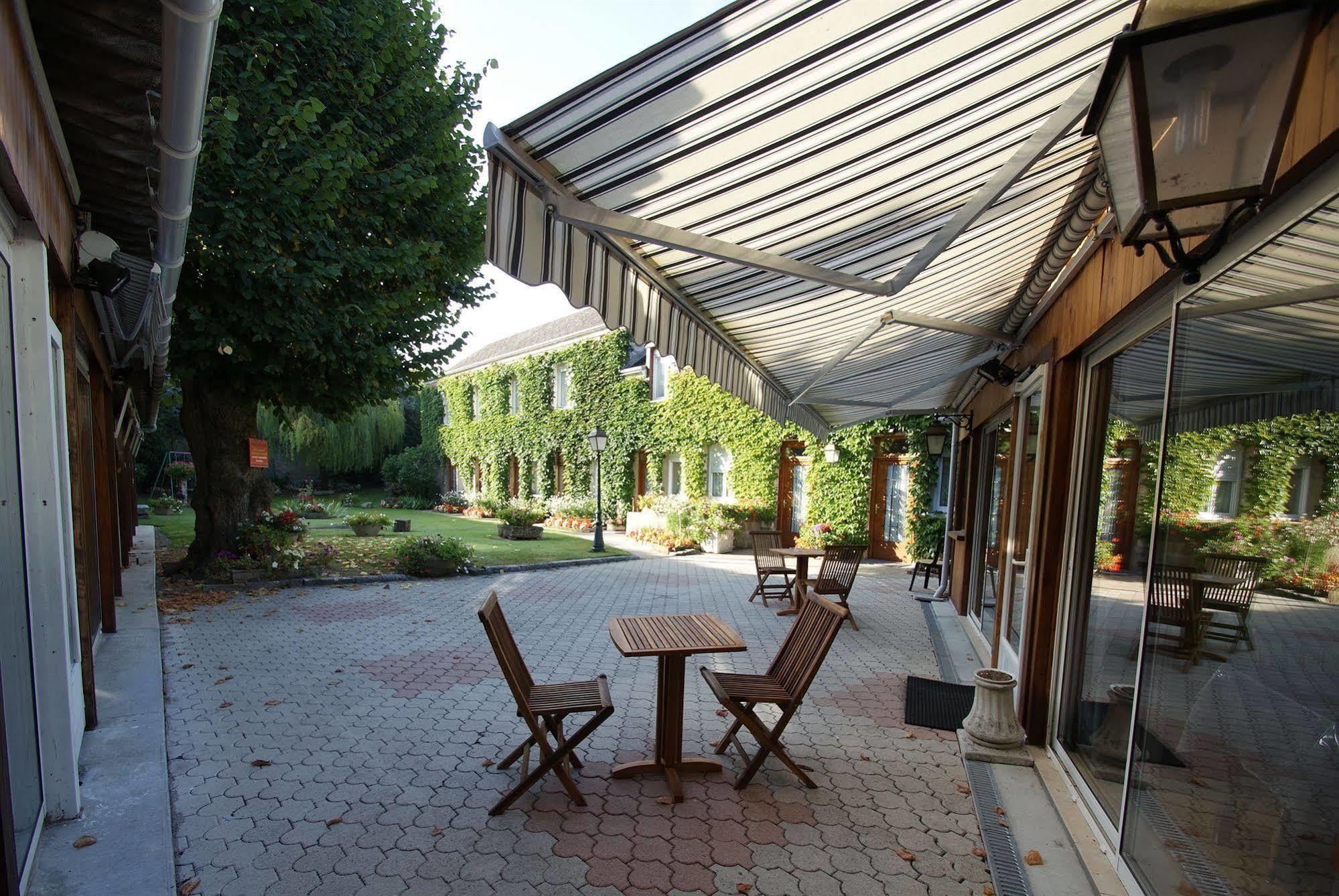 Le Beaugency Hotel Exterior photo