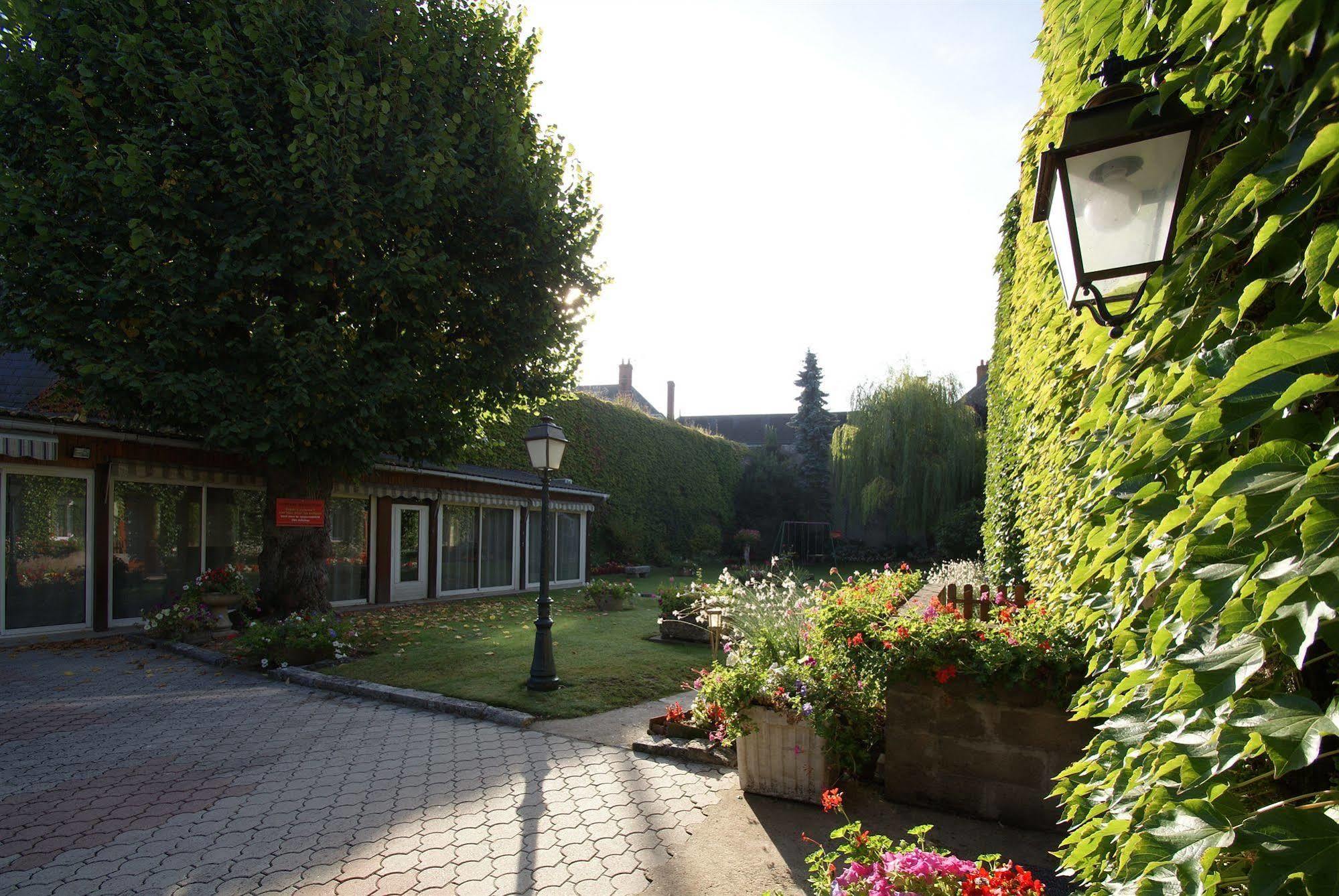 Le Beaugency Hotel Exterior photo